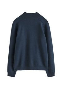 Mörkblå stickad tröja med hög ribbad krage, långa ärmar och slät textur med ribbade muddar och fåll.