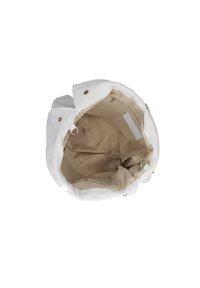 Borsa a secchiello bianca in tessuto con una texture morbida, fodera interna beige e hardware in metallo. Presenta una chiusura a scatto e tasche interne per l'organizzazione.