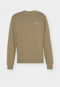 Olivgrön långärmad tröja med rundad hals och ribbade muddar och nederkant, med en liten vit "Tiger of Sweden"-logotyp på vänster bröst.