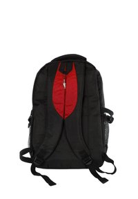 Sac à dos noir avec un design intérieur rouge, présentant des bretelles réglables, des poches latérales en mesh et un compartiment central zippé.