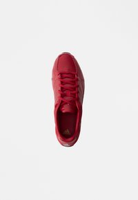 Roter Sportschuh mit einer glatten Lederoberfläche, abgerundeter Zehenpartie und tonalem Nähen. Verfügt über Schnürsenkel, strukturierte Akzente und eine gepolsterte Innensohle.