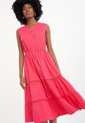 Ärmelloses pinkes Kleid mit V-Ausschnitt, knöpfbarem Vorderteil, elastischem Taillenbund und gestuftem Design mit einer Spitzenborte am Saum.