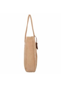 Bolso de hombro de ante beige con una textura suave, diseño delgado, correa larga y un pequeño acento de cuero en el lateral.