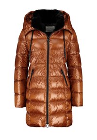 Hnědá péřová bunda s lesklým povrchem, oversized kapuce, černé umělé kožešinové podšívky, nastavitelné stahovací šňůrky a zipové boční kapsy.