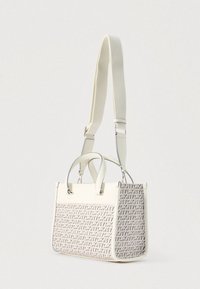 Stačiakampė balta rankinė su pasikartojančiu įspaustu „DKNY“ logotipu, dviem trumpomis rankenomis ir reguliuojamu plačiu peties dirželiu.