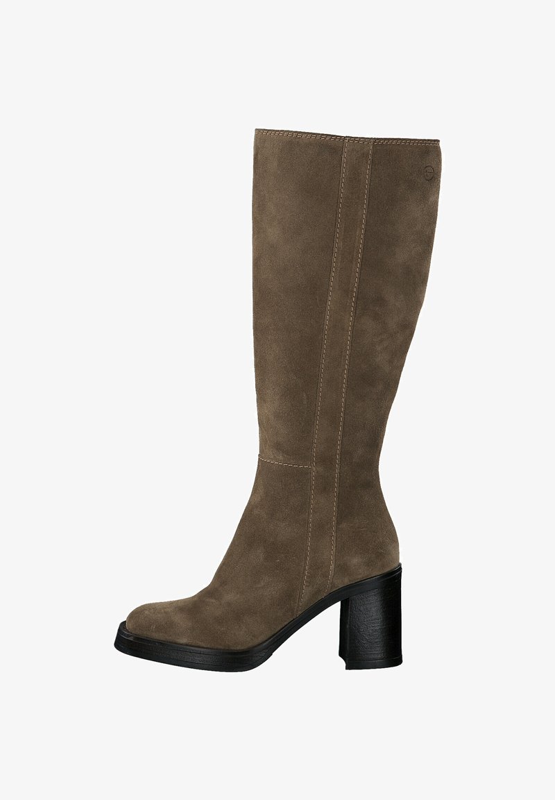 Bottines montantes en daim marron doux, avec un talon noir épais et un minimum de détails de couture sur les côtés. Design à bout carré.