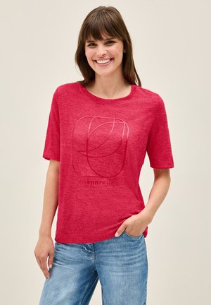 T-shirt rouge à manches courtes avec un col rond, présentant un design graphique discret à l'avant. Fabriqué à partir d'un tissu texturé et léger.