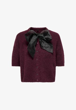 Bordeauxröd stickad cardigan med korta ärmar, svart sidenrosett vid halsringningen och knäppning framtill. Mjuk textur.