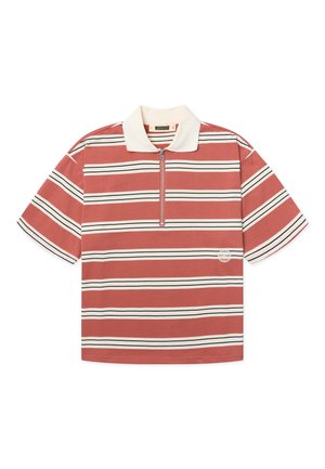 Kurzärmeliges rostfarbenes Poloshirt mit weißen und schwarzen horizontalen Streifen, weißem Kragen und Reißverschluss vorne.