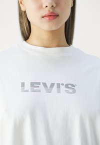 Levi's® GRAPHIC STACK TEE - Print T-shirt - bright white
