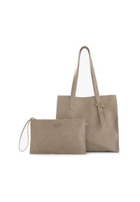 Borsa a mano in pelle tortora con doppi manici e pochette con zip staccabile, decorata con un piccolo charm dorato "MC" sul manico della borsa.