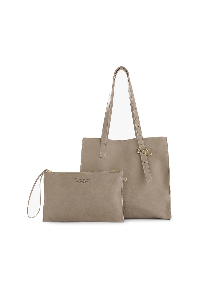 Borsa a mano in pelle tortora con doppi manici e pochette con zip staccabile, decorata con un piccolo charm dorato "MC" sul manico della borsa.