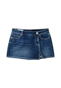 Jupe mini courte en denim bleu foncé avec bouton et fermeture éclair devant, deux poches avant, passants de ceinture, et petite fente à l'avant sur fond blanc.