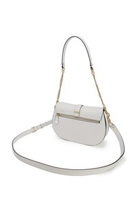 Borsa a tracolla in pelle bianca con chiusura a patta, hardware dorato e tracolla a catena rimovibile; presenta una tasca con zip sul retro.
