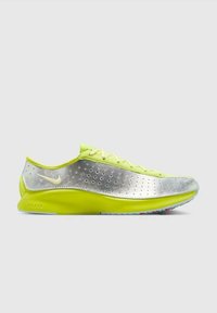 Scarpa sportiva a profilo basso con suola giallo neon, tomaia perforata argentata, lacci gialli e piccolo logo Nike sul lato.