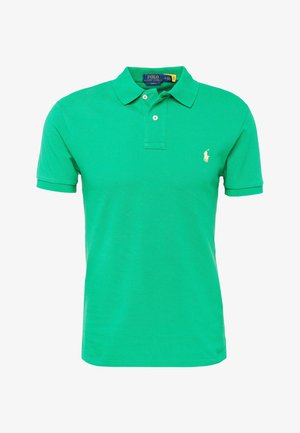 Camisa polo verde de algodón, con un cuello clásico, tres botones, mangas cortas y un pequeño logotipo bordado en el pecho.