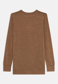 Braunes langärmeliges T-Shirt mit Rundhalsausschnitt und gerippten Bündchen sowie einfacher Naht, flach auf einem weißen Hintergrund ausgelegt.