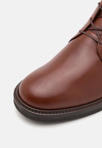ECCO LONDON CHUKKA koniakowy