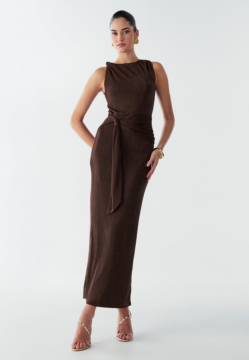 Pruun, ilma varrukateta maksikleit, millel on sõlmekujuline disain vöökohtades. Valmistatud tekstuuriga kangast, sirge silueti ja elegantse longeeritusega.