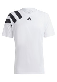 Hvid atletisk t-shirt med korte ærmer, der har et sort stribet design på venstre skulder og et adidas-logo på brystet.
