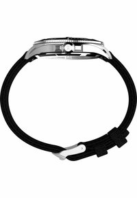 Herrenarmbanduhr mit einem silbernen Metallgehäuse, schwarzem Stoffarmband und einer strukturierten Lünette. Mit Krone und Schnallenverschluss.