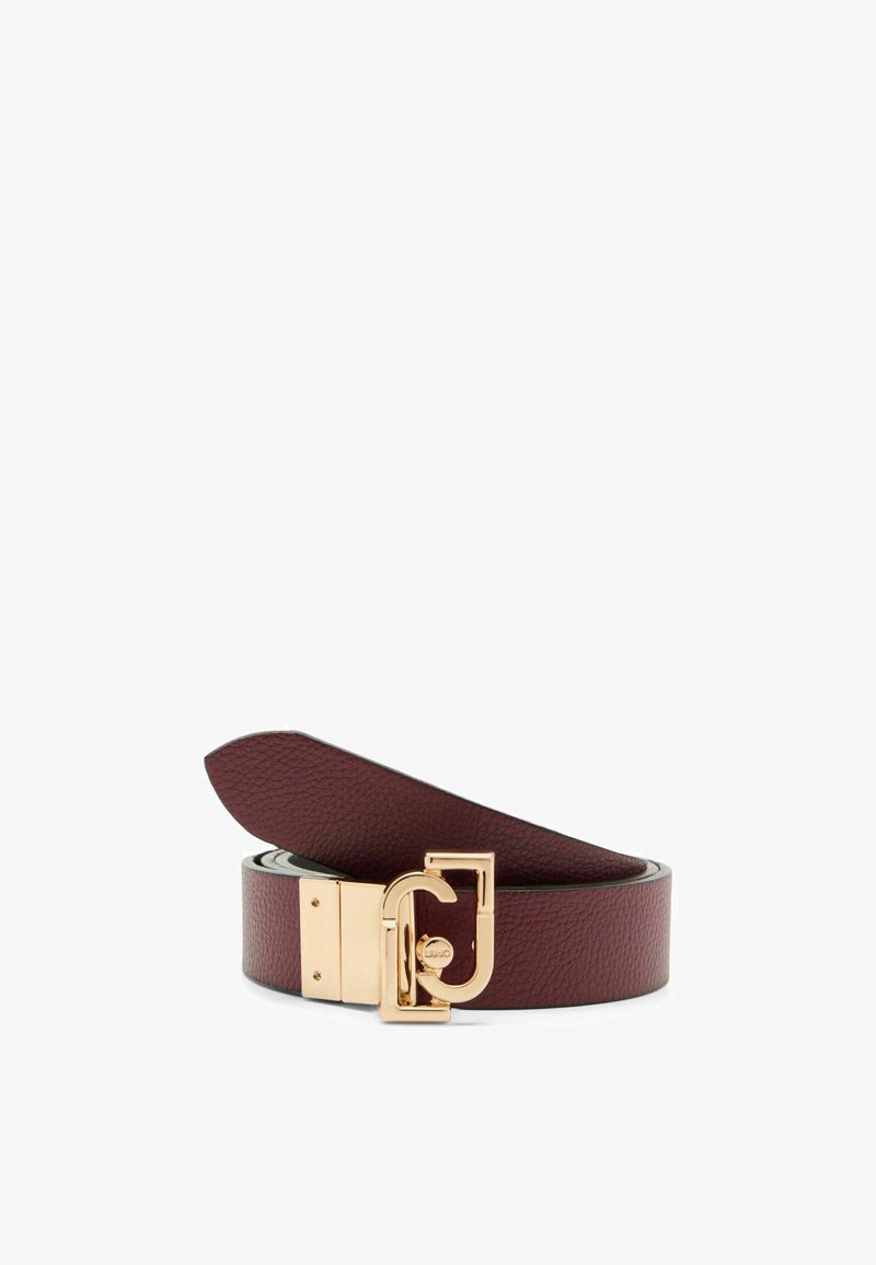 Ceinture en cuir bordeaux avec une finition texturée, une boucle rectangulaire dorée avec un détail de logo et des bords lisses.