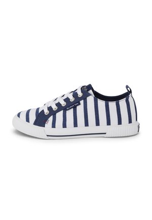 Lage sneaker met marineblauwe en witte verticale strepen, witte veters, witte rubberen zool, en marineblauw stoffen oogjespaneel en hielstuk.
