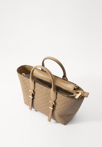 Geantă tote din piele maro cu o formă structurală, dotată cu accesorii din aur, două mânere superioare și un logo embosat. Include un compartiment cu fermoar.