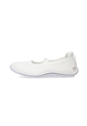 Weißer leichter Slipper mit einem Mesh-Obermaterial, abgerundeter Zehenpartie, flacher Sohle und einem kleinen elastischen Riemen über dem Fuß.