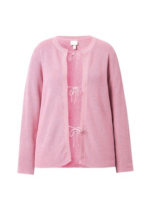 Różowy sweter wełniany z okrągłym dekoltem, otwartym przodem i akcentami z paskami ściągającymi. Posiada długie rękawy i miękkie, teksturowane wykończenie.