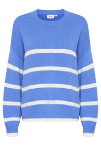 Pull bleu tricoté avec des rayures blanches horizontales, encolure ronde, poignets et ourlet côtelés. Texture douce, design décontracté.