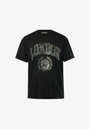 Camiseta de algodón negra con un gráfico desgastado en blanco que dice "LONDRES" sobre un emblema circular con detalles de corona. Mangas cortas, cuello redondo.