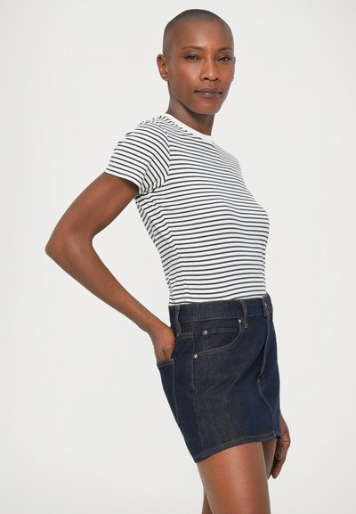 Top cu mânecă scurtă în dungi, alb și bleumarin, asortat cu o fustă mini din denim închis la culoare, cu buzunare frontale și un design ajustat.