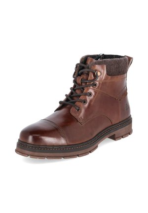 Bota de cuero marrón hasta el tobillo con cordones negros, cuello acolchado y suela texturizada, diseñada para uso casual o al aire libre.