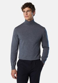 Maglione grigio a collo alto realizzato in morbido tessuto a maglia, con un design aderente e maniche lunghe. Stile semplice e classico con decorazioni minime.