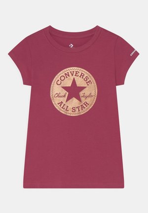 Dziecięca koszulka z krótkim rękawem w kolorze bordowym z złotym logo Converse All Star Chuck Taylor umieszczonym na środku przodu oraz napisem Converse na rękawie.