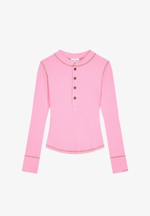 Maglietta rosa a coste con maniche lunghe e collo alla henley, bottoni marroni e cuciture a contrasto lungo il collo, i polsini e l'orlo.