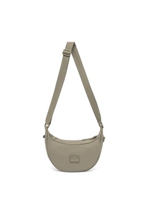 Beige halvmåne crossbody taske med justerbar rem og lille frontlogo-patch, ensfarvet baggrund.