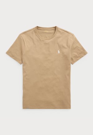 Khaki värvi ümara kaelusega T-särk, mis on valmistatud puuvillast, lühikeste varrukatega ning vasakul rinnal on väike valge logo. Sile tekstuur, klassikaline lõige.