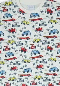 Tela blanca con un patrón repetido de coches coloridos en rojo, azul y amarillo, con banderas a cuadros y elementos con temática de carreras.