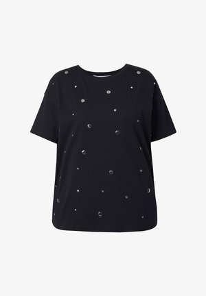 Schwarzes T-Shirt mit kurzen Ärmeln und lässiger Passform, verziert mit metallischen Nieten in variierenden Größen, die auf dem Stoff angeordnet sind. Aus weichem Baumwollmaterial.