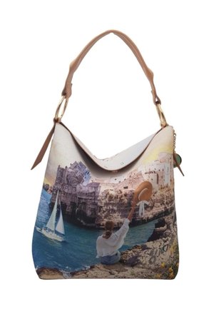 Borsa a spalla marrone con stampa grafica ispirata al mare, raffigurante una donna che saluta, un castello e barche a vela. Texture liscia con dettagli in metallo dorato.