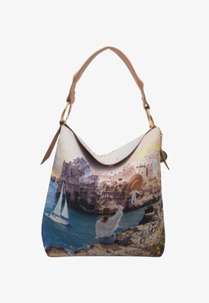 Borsa a spalla marrone con stampa grafica ispirata al mare, raffigurante una donna che saluta, un castello e barche a vela. Texture liscia con dettagli in metallo dorato.