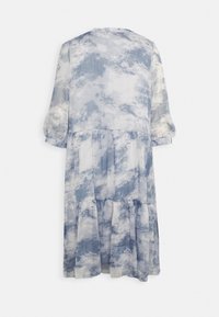 Vestido com padrão de nuvens azul e branco, com um design em camadas, mangas longas bufantes e decote redondo. Feito de um tecido leve e respirável.