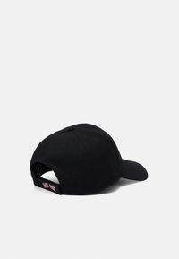 Schwarze Baseballkappe mit gebogenem Schirm, strukturiertem Stoff, verstellbarem Riemen hinten, mit "RED SOX" in roten Buchstaben.
