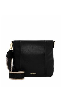 Czarna skórzana torebka na ramię z teksturowaną powierzchnią, złotymi okuciami i paskiem z paskiem z tkaniny w paski. Kompaktowy, prostokątny kształt, minimalistyczny design.