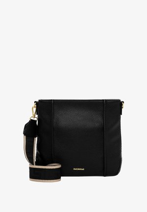 Černá kožená kabelka přes rameno s texturovaným povrchem, zlatými kovovými doplňky a pruhovaným látkovým popruhem. Kompaktní obdélníkový tvar, minimalistický design.