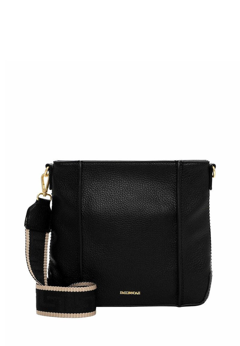 Czarna skórzana torebka na ramię z teksturowaną powierzchnią, złotymi okuciami i paskiem z paskiem z tkaniny w paski. Kompaktowy, prostokątny kształt, minimalistyczny design.