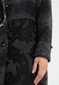 Desigual Abrigo corto - black