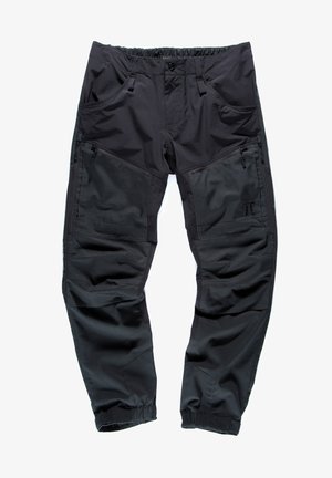 Černé cargo kalhoty vyrobené z odolné tkaniny s elastickým pasem, několika zipovými kapsami a zúženým střihem směrem k kotníkům.
